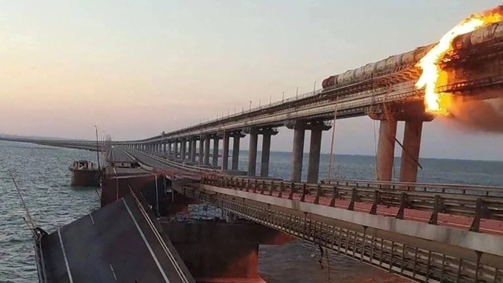 Una fuerte explosión destruye parte del único puente que une la península de Crimea con Rusia