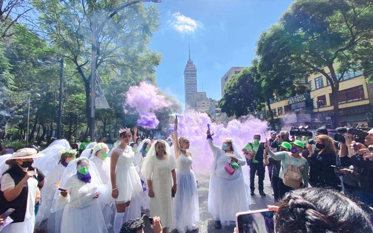 Vestidas de novia, protestan contra deudores alimentarios | Videos