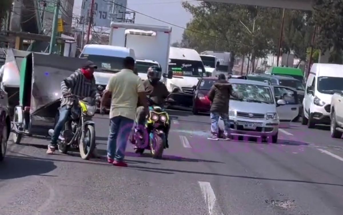 Video: Mototaxistas atacan a conductor en la México-Texcoco