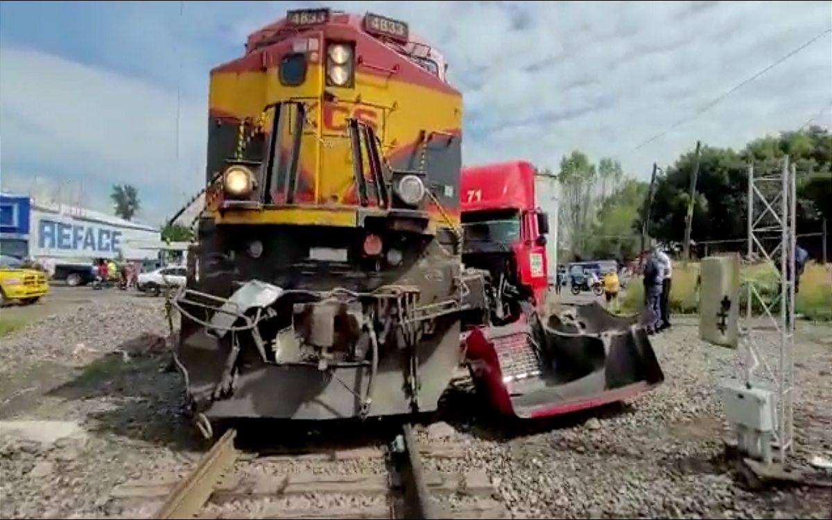 Video captó el momento en que un tren embistió a tráiler en Morelia