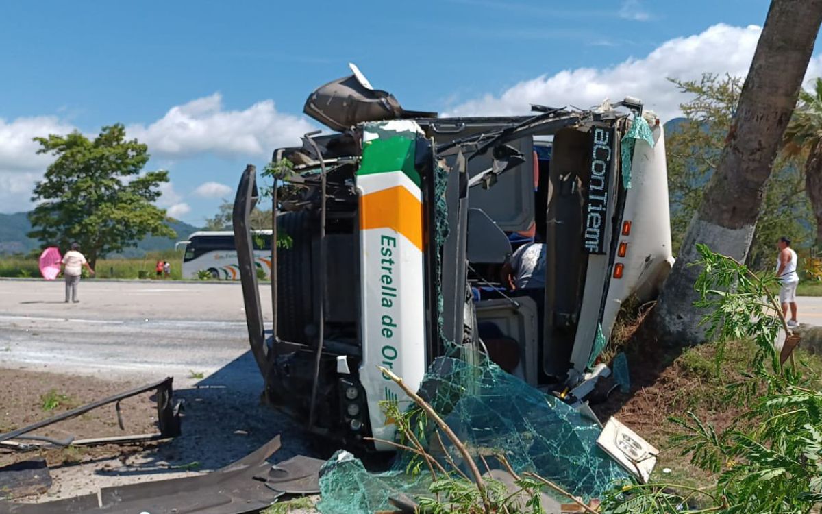 Volcadura de autobús en Autopista del Sol deja un muerto y 11 heridos