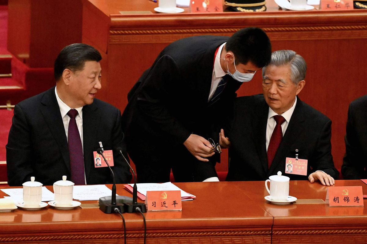 Xi Jinping afianza su poder en un Congreso en el que el expresidente Hu Jintao es obligado a abandonar la sala antes de las votaciones