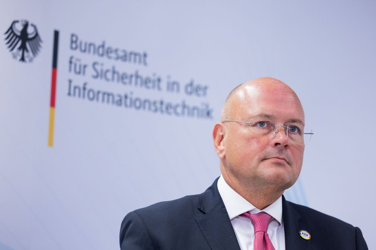 Polemica en alemania por los vinculos del jefe de la agencia de ciberseguridad con los servicios secretos rusos