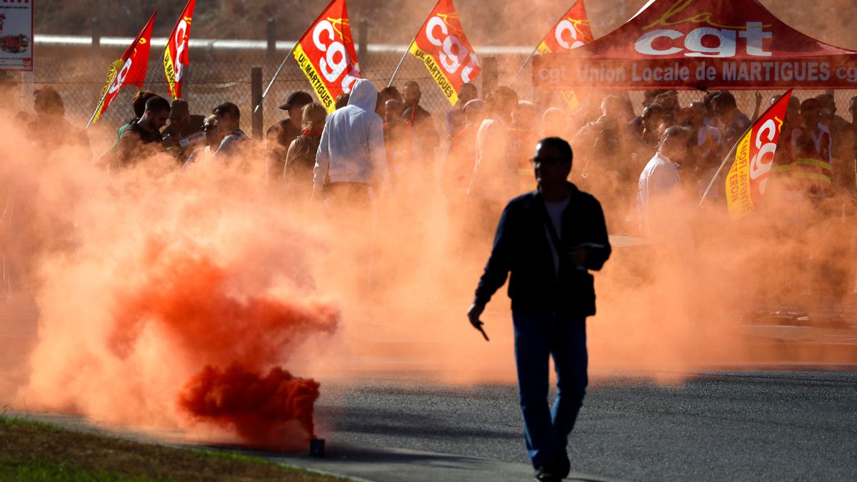 Macron afronta un otoño caliente en la calle y en el parlamento