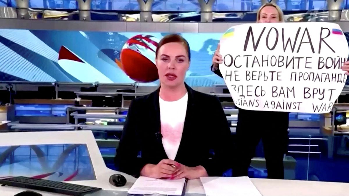 La periodista rusa que protesto en television contra la guerra huye del pais y recibe la proteccion de un pais europeo