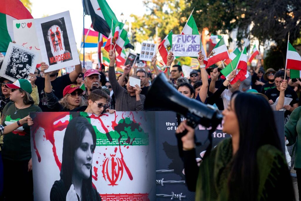 https://elpais.com/internacional/2022-10-17/la-ue-prepara-sanciones-para-iran-por-la-represion-de-las-protestas-sociales.html