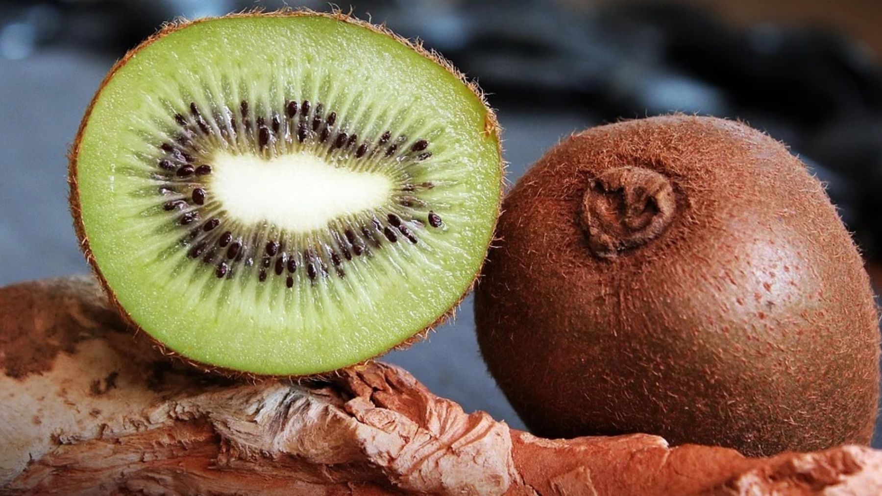¡Estás comiendo kiwi de la manera incorrecta! La ciencia lo dice