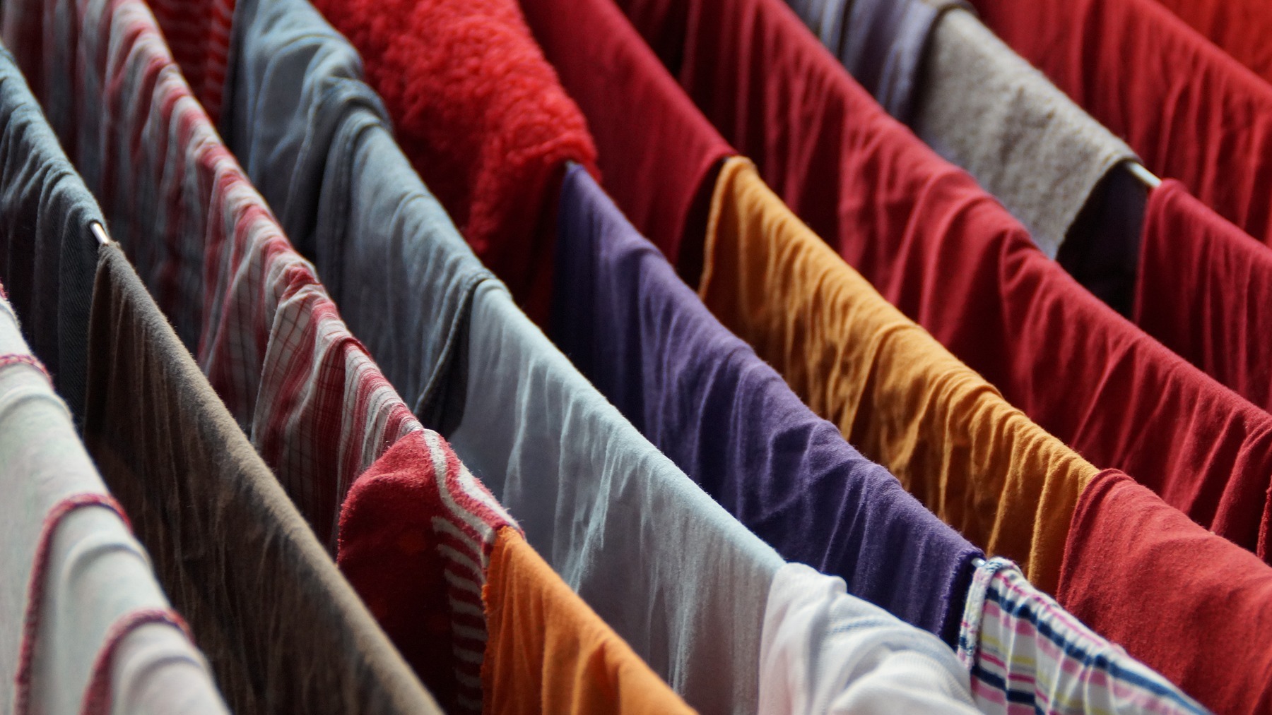 ¿Cómo tender la ropa dentro de casa sin preocuparse de la humedad?