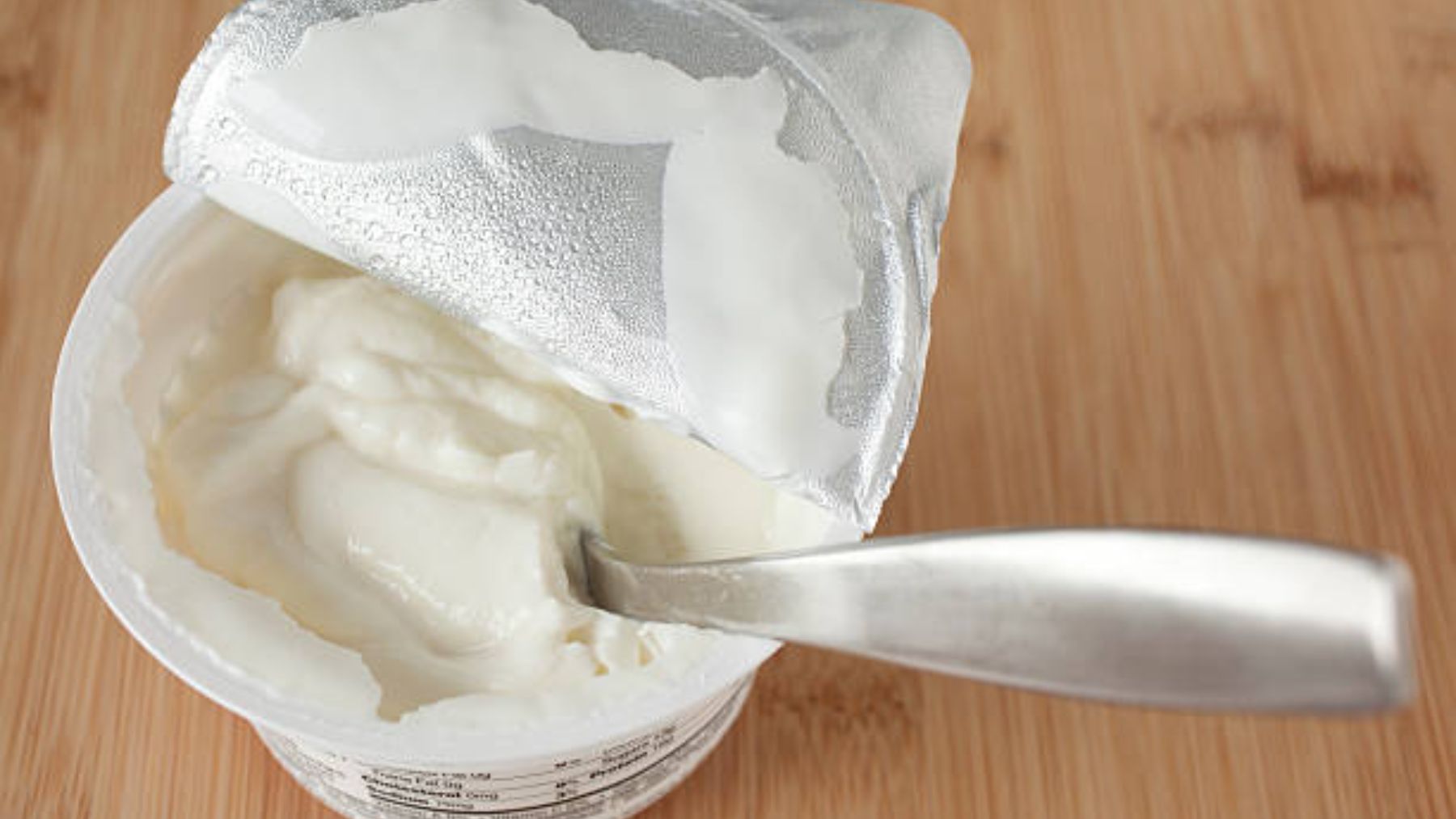 ¿Es peligroso lamer la tapa del yogur?