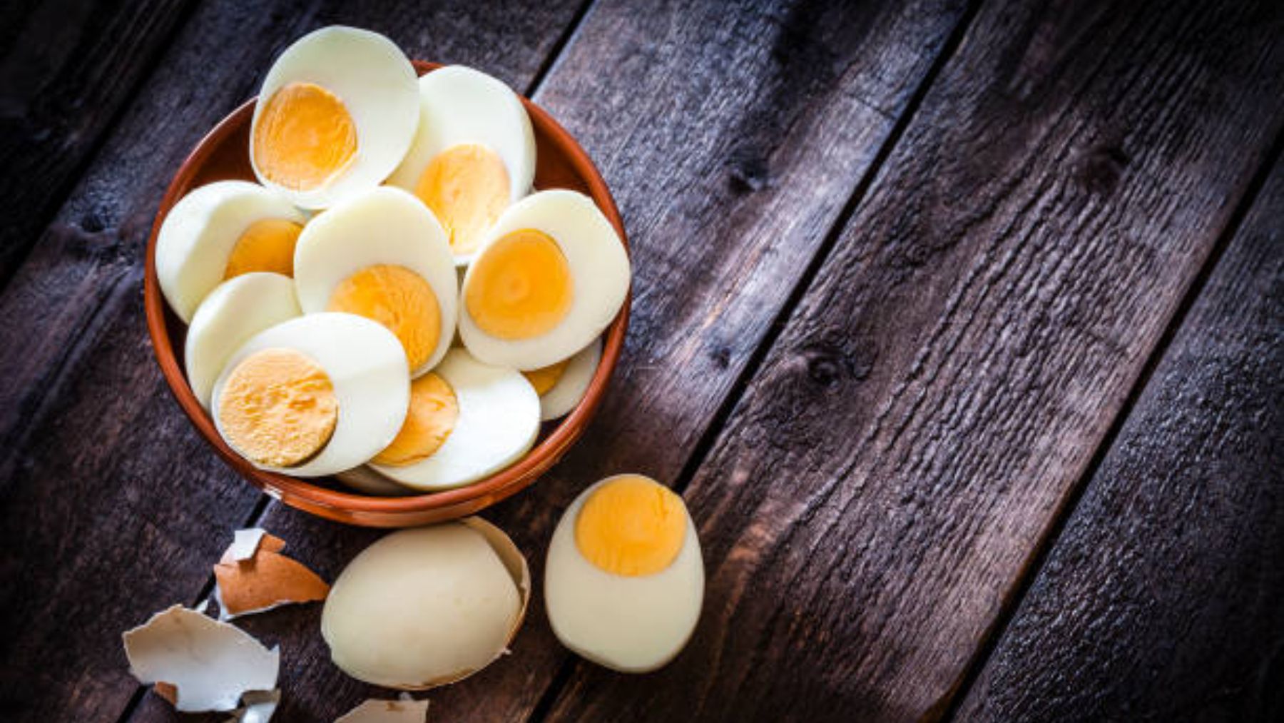 ¿Por qué la yema nunca está en el centro en los huevos duros?