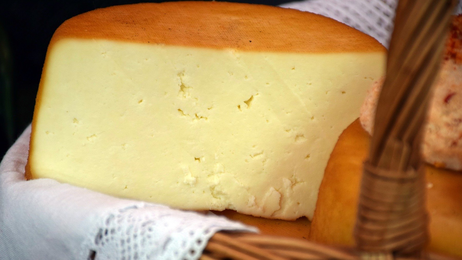 ¿Por qué no hay que guardar el queso en la nevera?