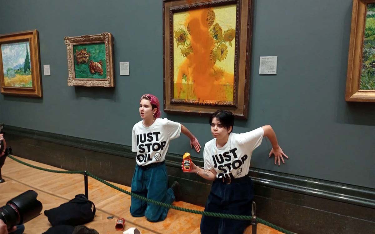 '¿Qué vale más, el arte o la vida?': Ecologistas lanzan sopa a 'Los Girasoles' de Van Gogh | Video