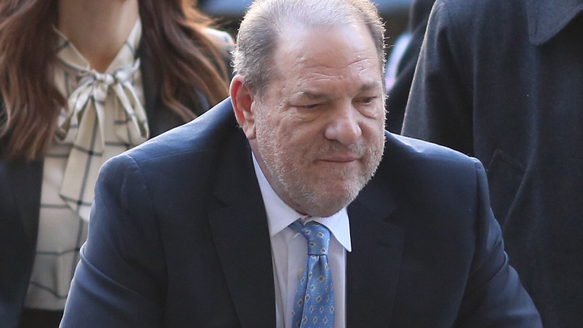 Acusadora de Weinstein testifica en Los Ángeles tras rendir testimonio en Nueva York