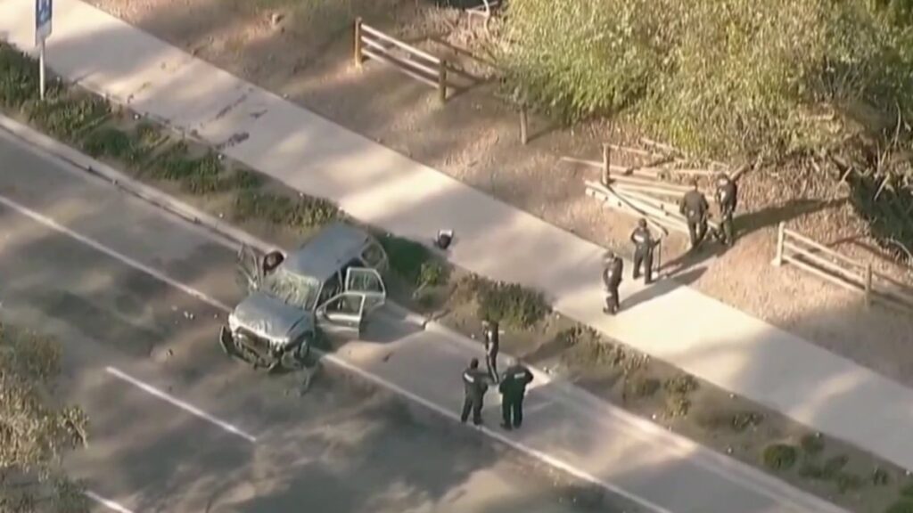 Hallan cadáver dentro de auto volcado y sumergido en arroyo al sur del condado