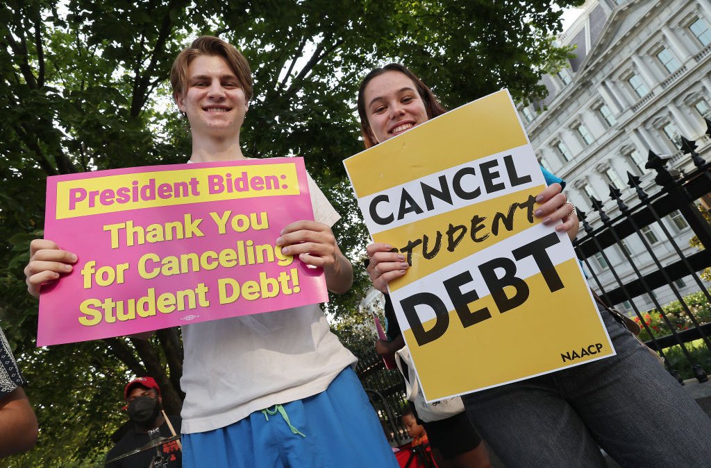 El perdón de deudas estudiantiles del gobierno de Biden sufre otro revés judicial