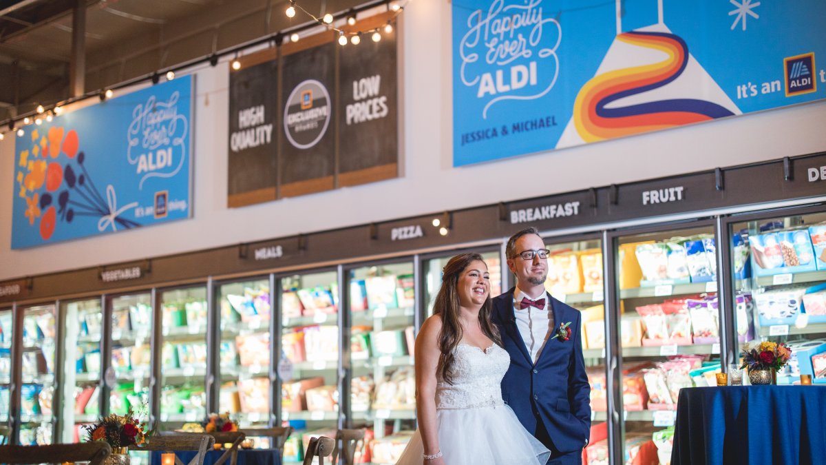 Pareja se casa en un supermercado Aldi en Illinois