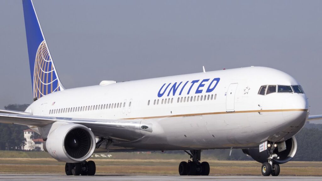 Disturbio en vuelo de United de San Francisco a Chicago termina con tres personas bajo observación en el hospital