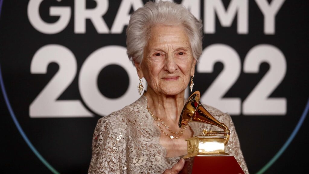 La cantautora Ángela Álvarez se convierte en la Mejor Nuevo Artista de los Latin Grammy a sus 95 años