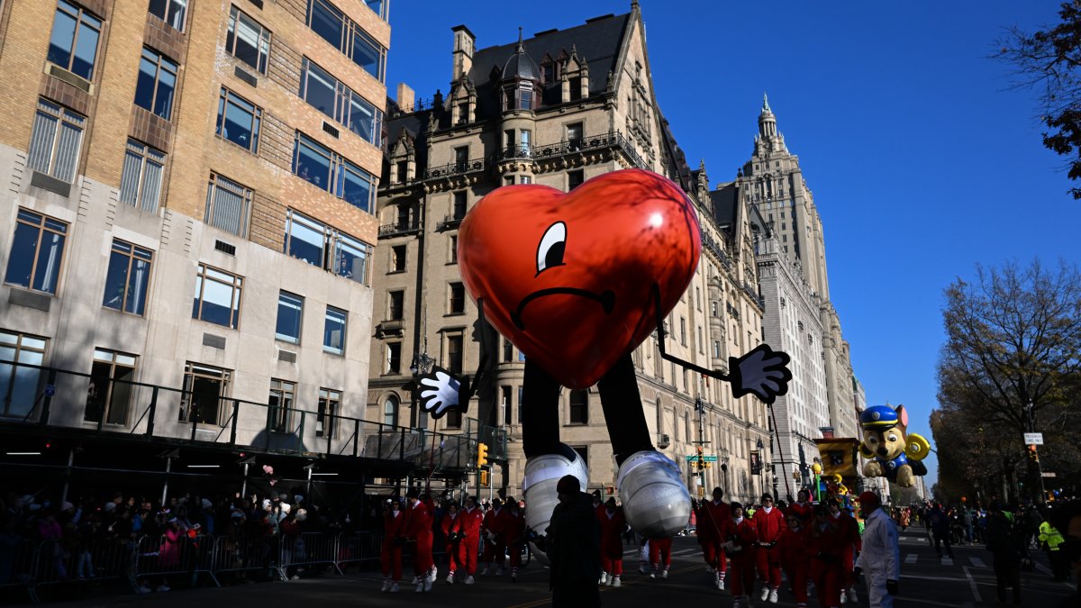 Globo de Bad Bunny hace su debut en el desfile de Thanksgiving