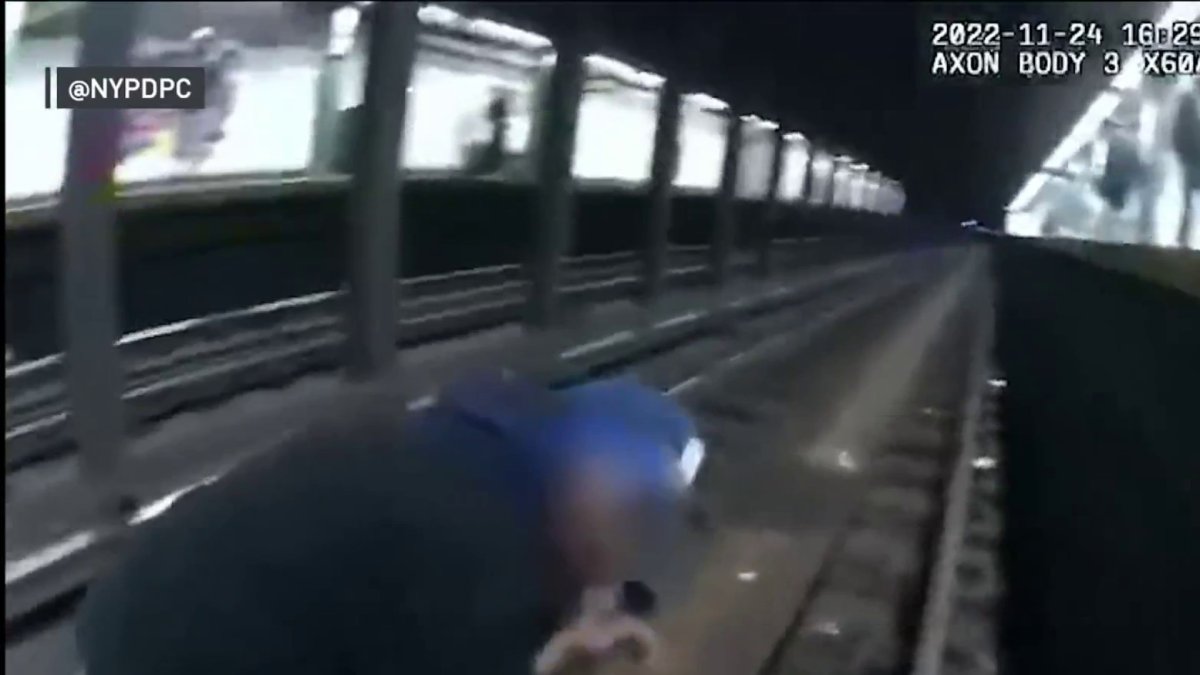 rescatan a hombre que cae a los rieles del tren