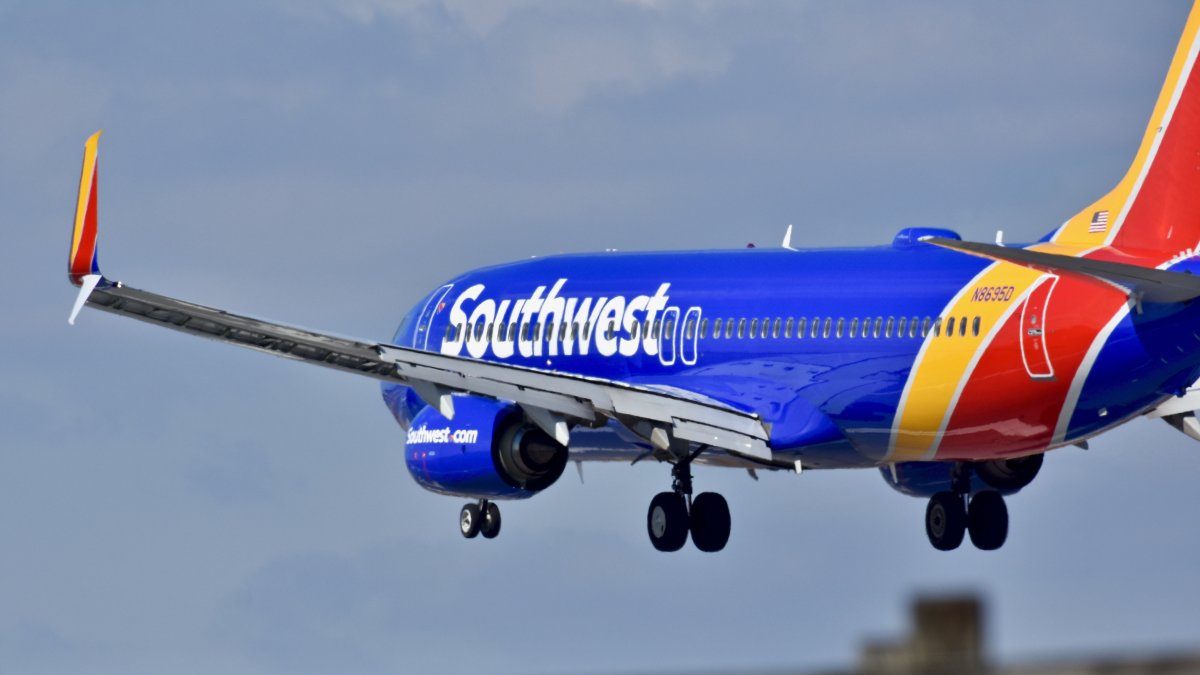 Arrestan a mujer por intentar abrir puerta de avión de Southwest Airlines en pleno vuelo