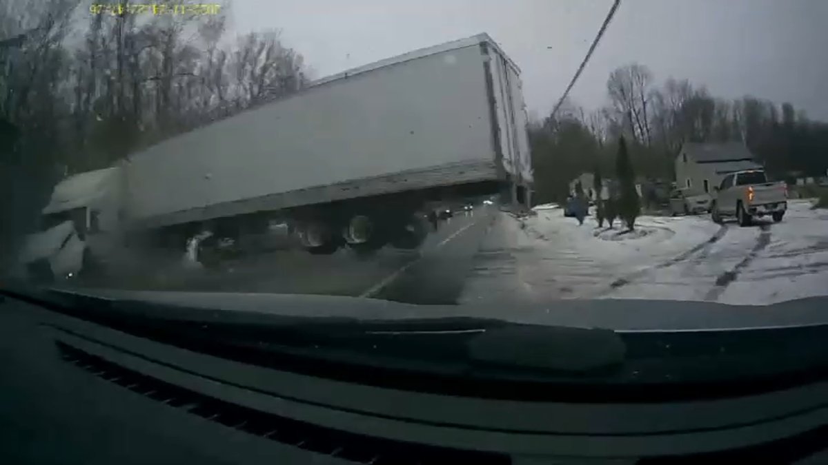 camión se resbala en hielo negro en Maine