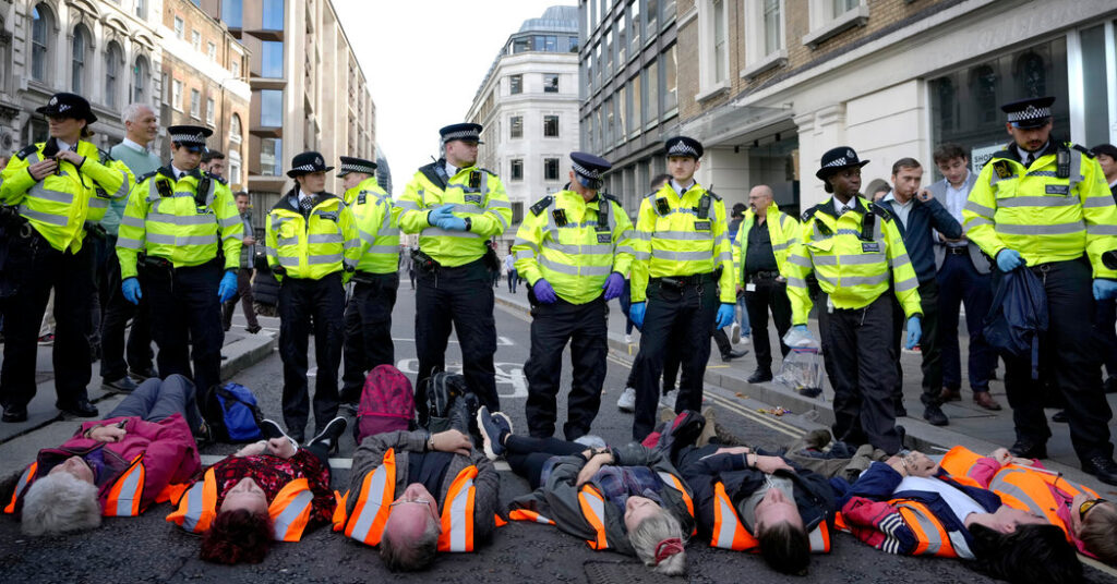 A medida que las protestas climáticas se vuelven más audaces, la policía británica contraataca con nuevos poderes