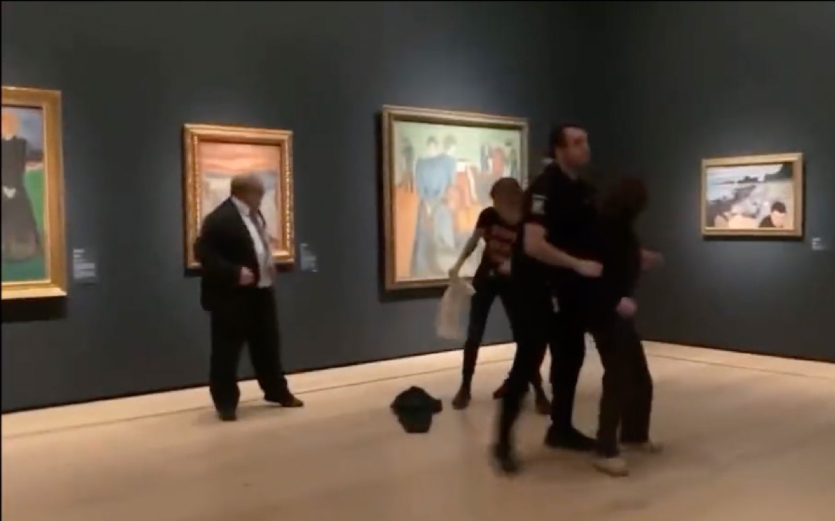 Activistas intentaron pegarse a ‘El Grito’, de Munch, pero logran detenerlos | Video