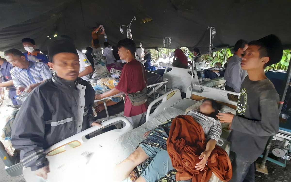 Al menos 55 muertos por sismo de magnitud 5.6 en Indonesia