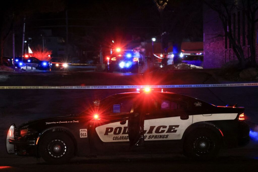 Al menos cinco muertos y 18 heridos por un tiroteo en un club LGTBIQ de Colorado