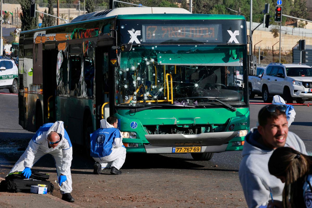 Al menos un muerto y 19 heridos por dos explosiones en paradas de autobús de Jerusalén