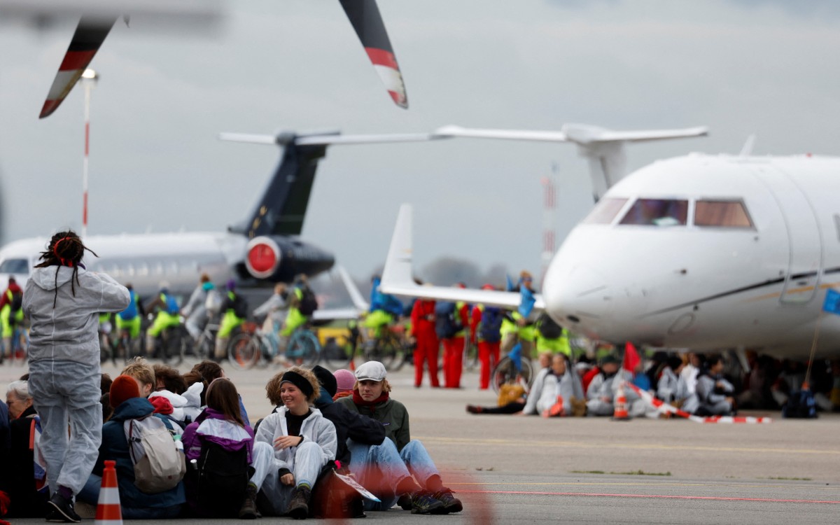Ambientalistas impiden vuelos en Ámsterdam; detienen a más de 100 | Videos