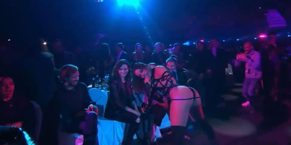 Anitta perrea a Isabel Díaz Ayuso durante su actuación en 'LOS40 Music Awards'