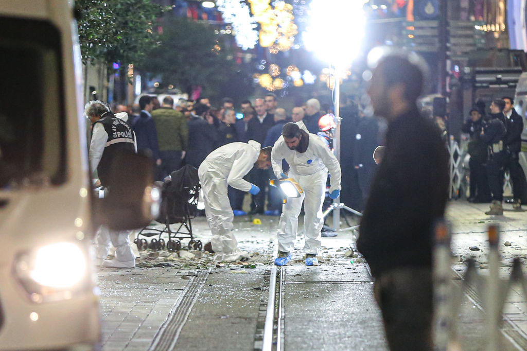 Arrestan a sospechosa por el atentado con bomba que dejó muertos en Estambul