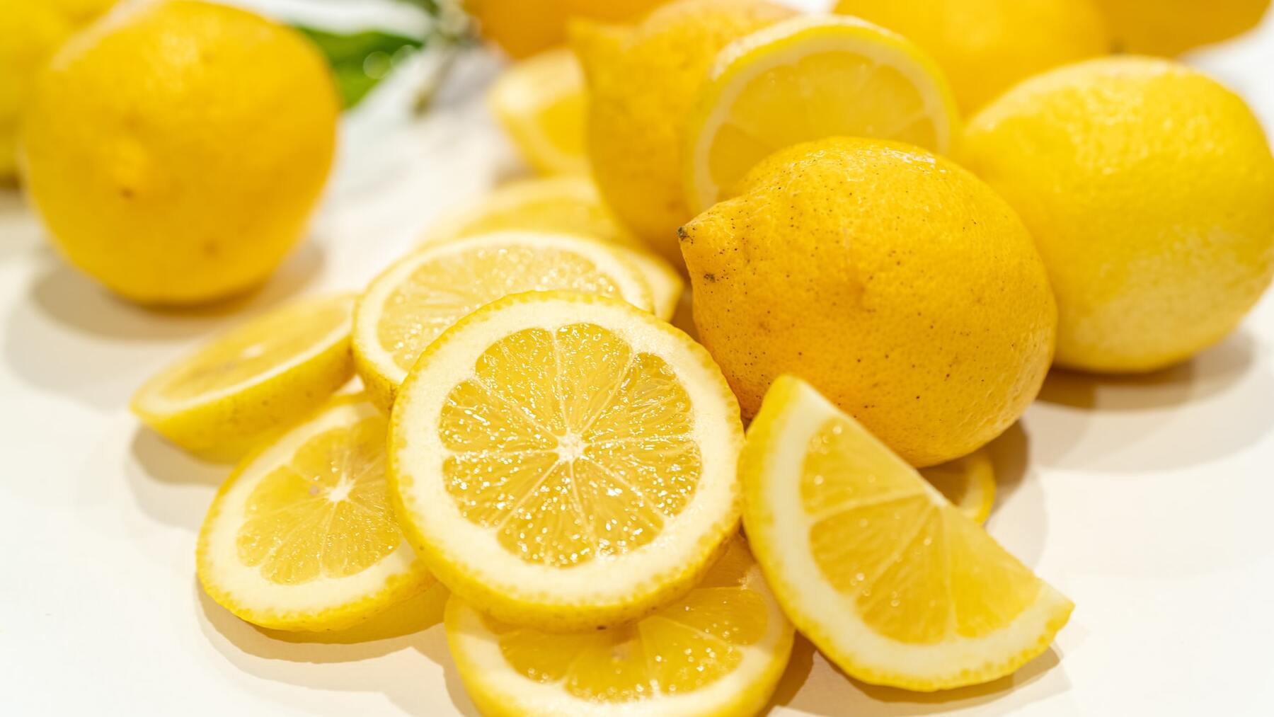 Beber agua con limón adelgaza: ¿Mito o realidad?