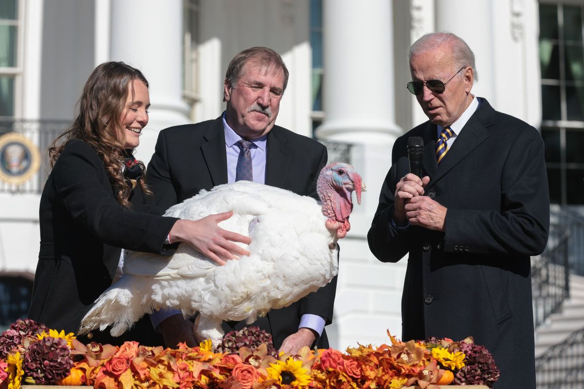 Biden indulta a los pavos ‘Chocolate’ y ‘Pepita’ en vísperas del día de Acción de Gracias