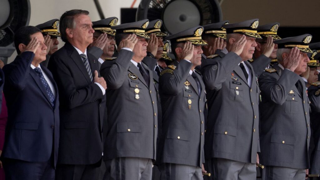 Bolsonaro reaparece en una ceremonia militar tras batallar su derrota desde la trastienda