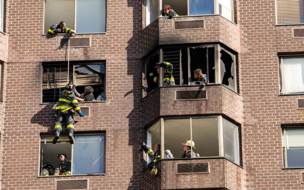 Casi 40 heridos tras incendio en un edificio de viviendas en Nueva York | Videos