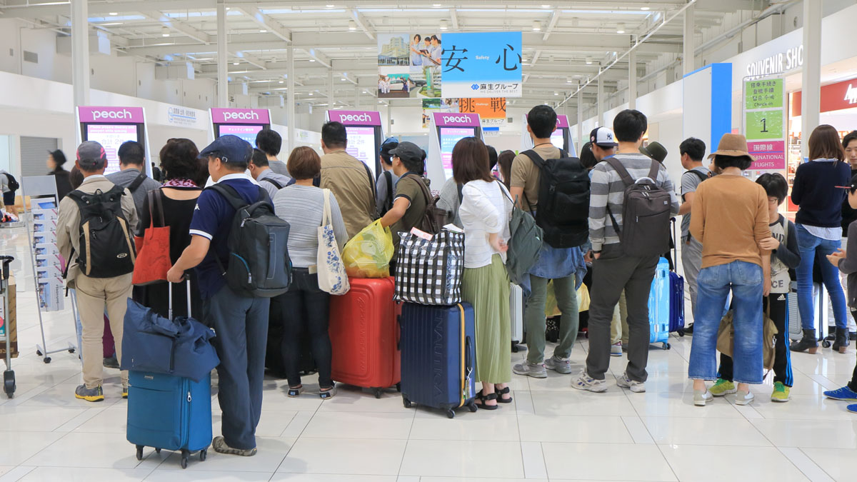 Casi 60 aeropuertos reducen sus servicios a medida que llegan los viajes de vacaciones