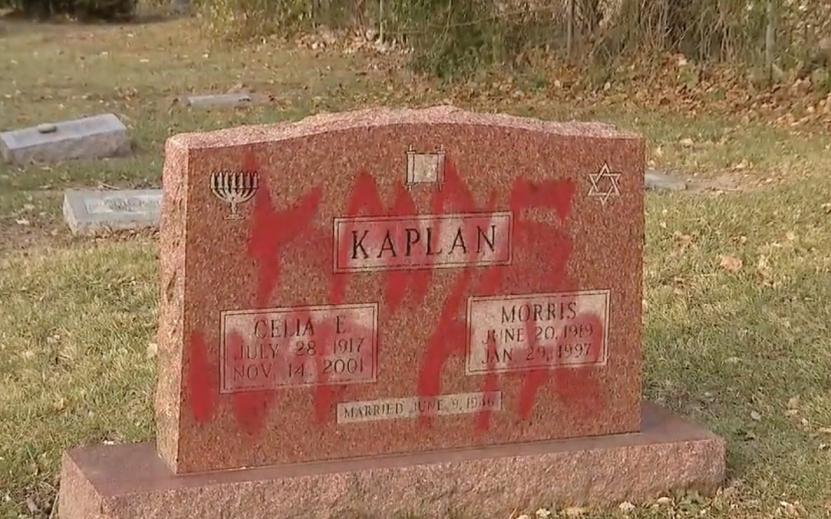 Cementerio judío en Illinois es vandalizado con mensajes de apoyo a Kanye West y esvásticas