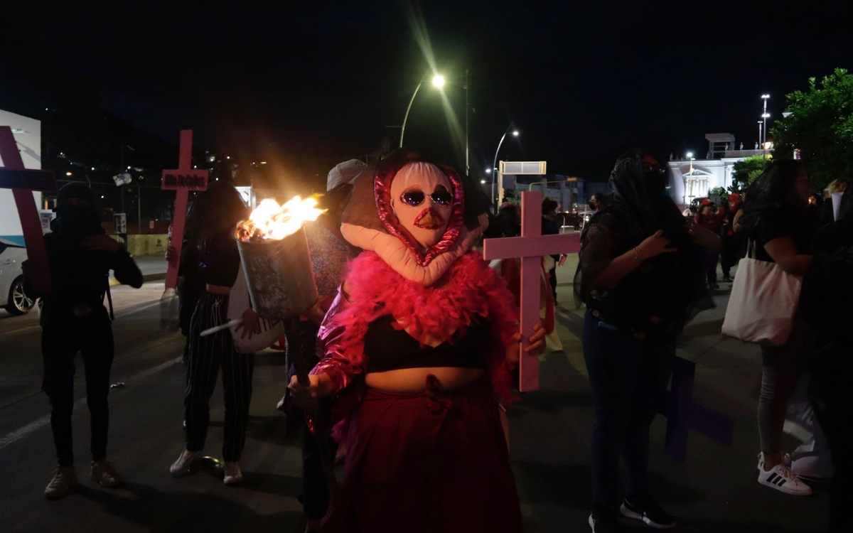 Con marcha fúnebre exigen alto a los feminicidios en Oaxaca