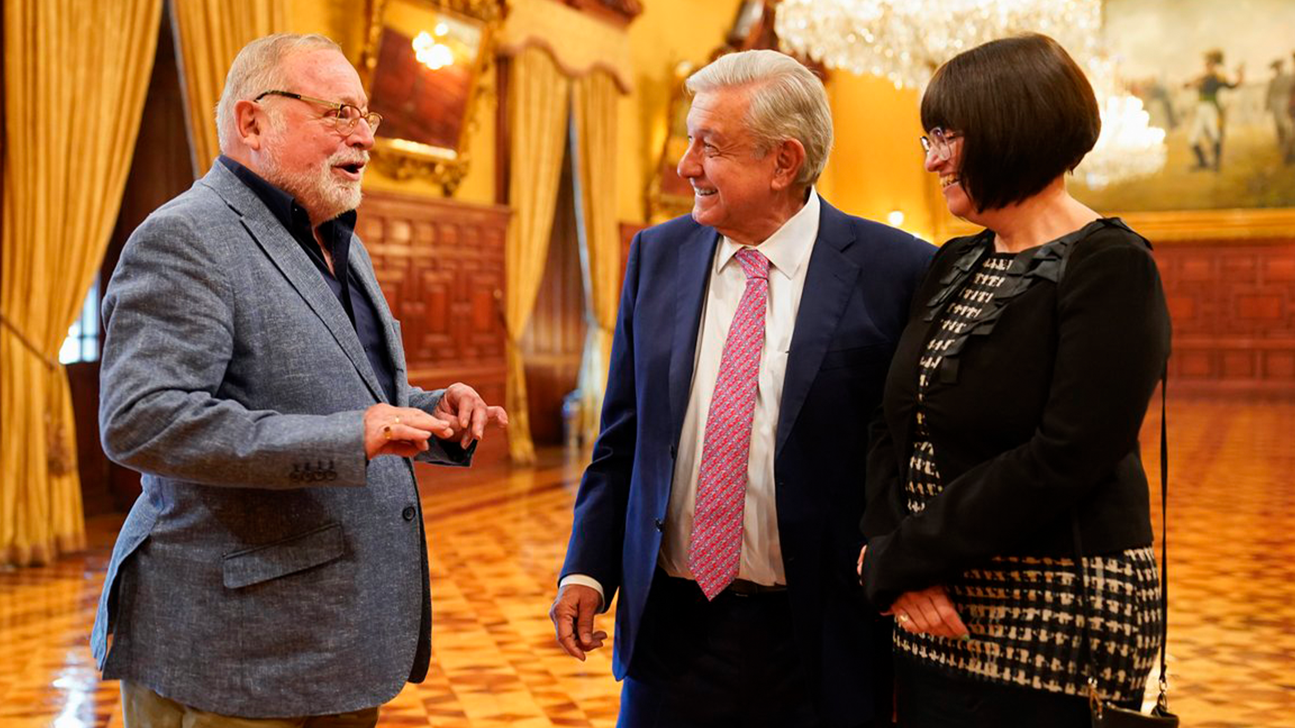 Con una foto en Twitter, López Obrador presume reunión con el filósofo español Fernando Savater