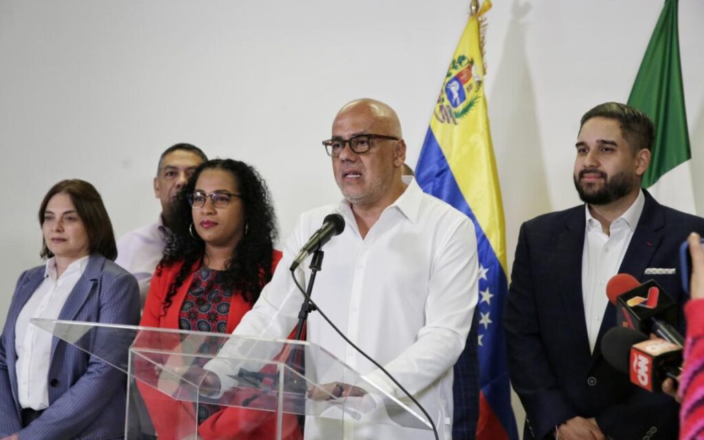 Delegación del gobierno de Venezuela llega a México para retomar diálogo con oposición