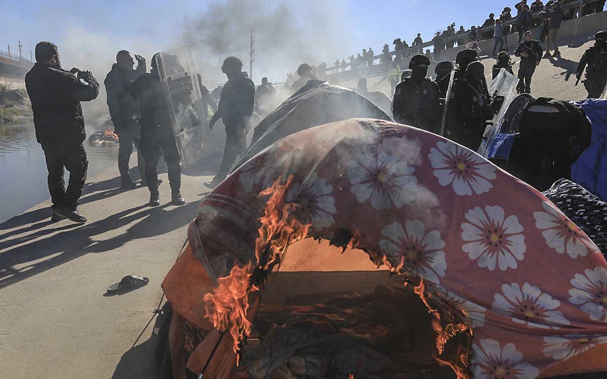Desalojan a migrantes de campamento improvisado en Ciudad Juárez