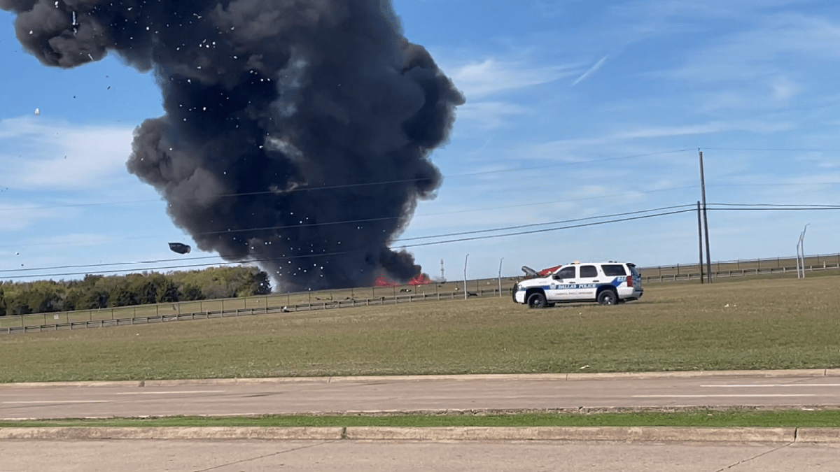 Dos aviones chocan durante un espectáculo aéreo en Dallas, Texas