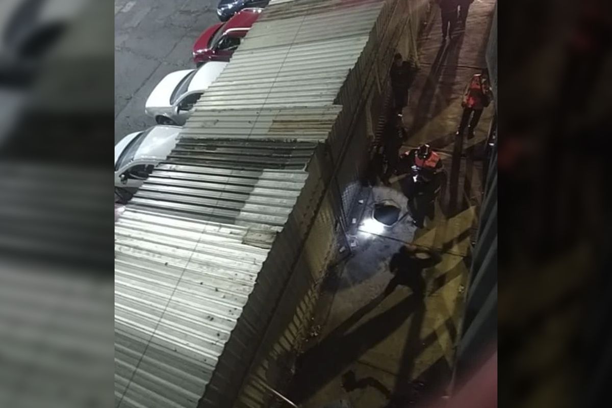 Dos mujeres mueren al caer por una coladera abierta en Ciudad de México