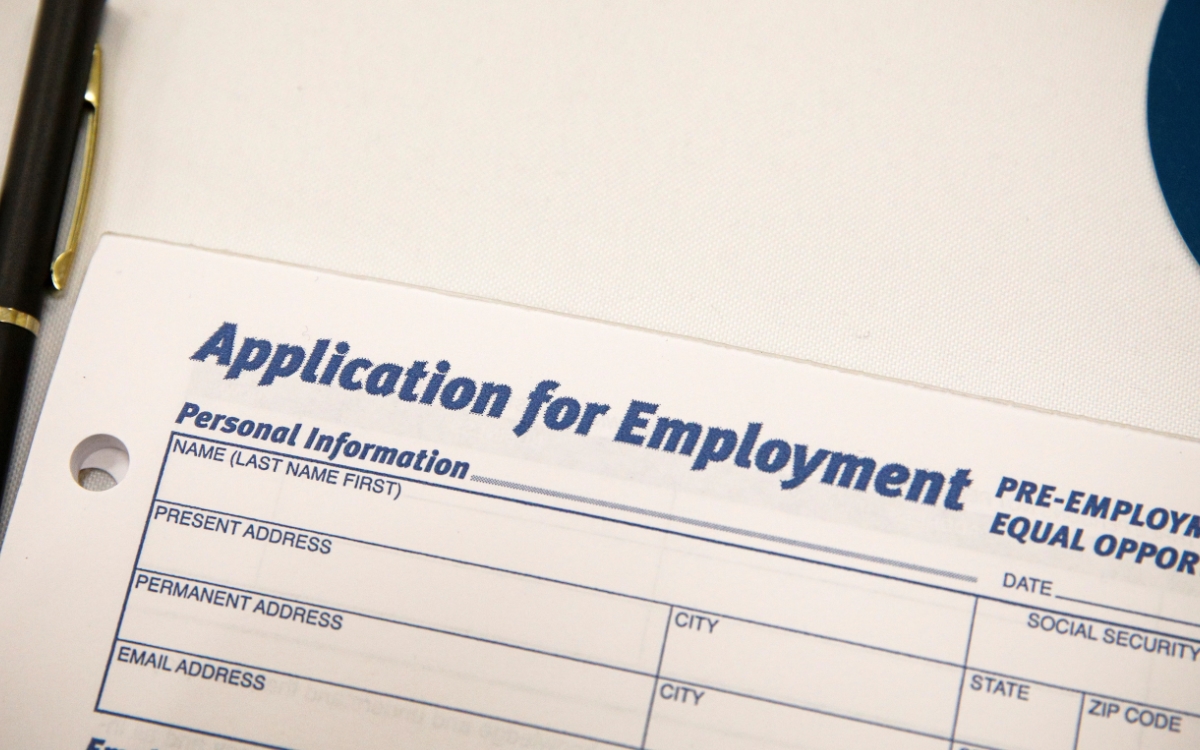 EU crea 261 mil puestos en octubre, supera previsiones; pero tasa de desempleo sube