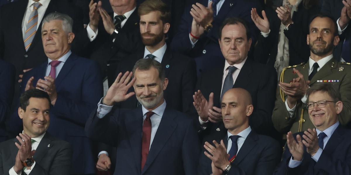 El Gobierno ve "muy correcto" que el rey asista al primer partido de España