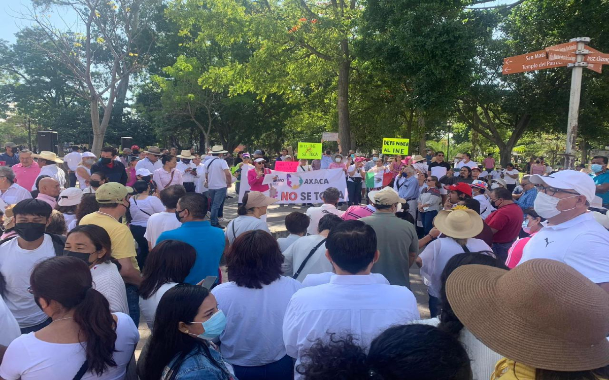 'El INE no se toca': Marchan en Oaxaca en defensa de la autoridad electoral
