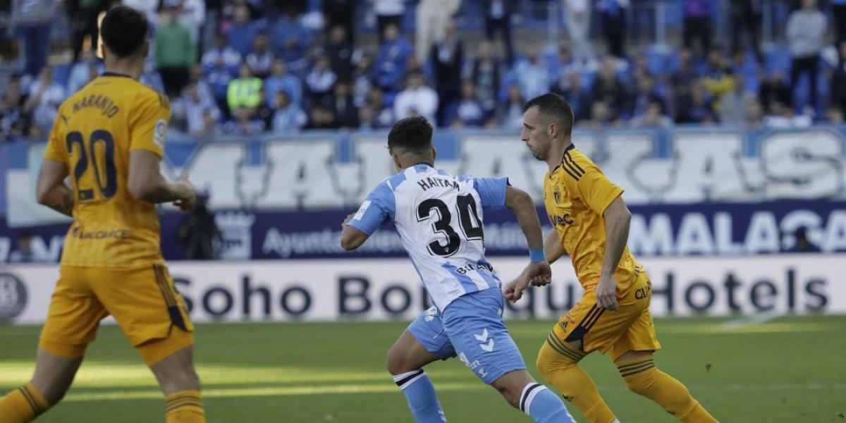 El Málaga respira y mete en un lío a la 'Ponfe'